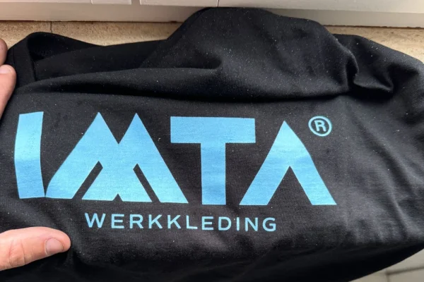 "Bij Borduurservice Vlaanderen streven we naar perfectie in elk detail, om jouw verhaal tot leven te brengen in de mooiste borduurwerken. Kwaliteit en klanttevredenheid staan bij ons ten alle tijden op de eerste plaats."